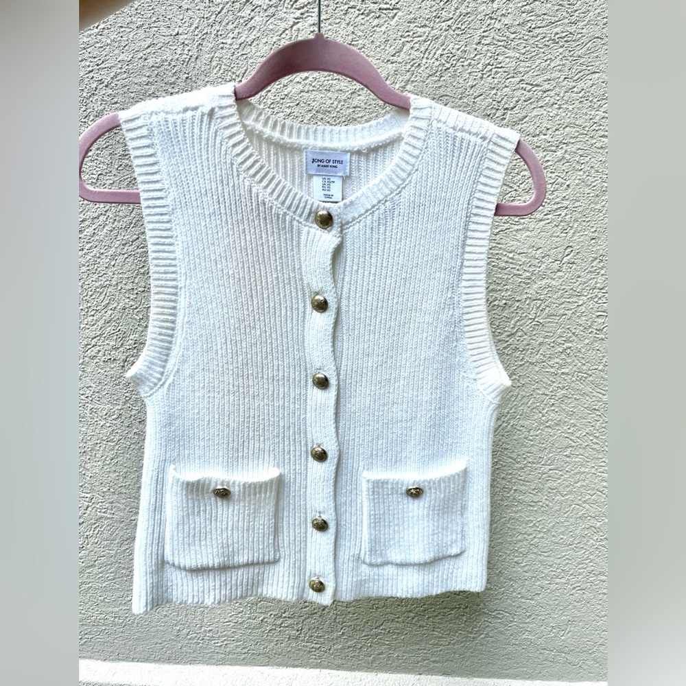 Song of Style White Ribbed Knit gold Button down sleeveless top